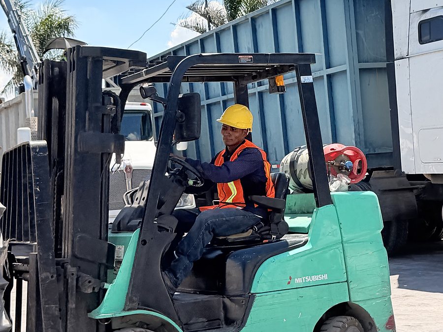 Operador de JC REMMEX maniobrando el montacargas en el patio